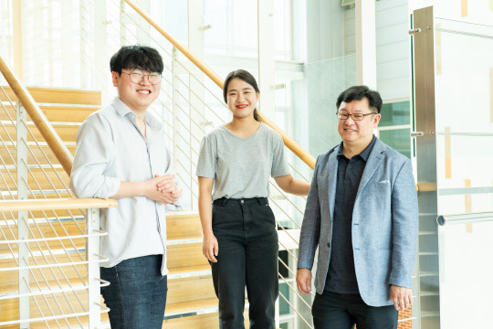 광주과학기술원은 비타민D가 수면장애 개선과 치매 예방에 효과가 있다는 연구결과를 내놨다. 김태(왼쪽부터) GIST 교수, 유승영 박사과정생, 강지승 박사과정생  GIST 제공